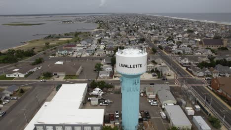 Vista-Aérea-Sobre-La-Torre-De-Agua-En-Cloudy-Lavallette,-Nueva-Jersey,-Ee.uu.---Inclinación,-Disparo-De-Drones