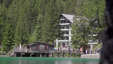 Se-Está-Formando-Una-Cola-En-El-Puente-Peatonal-Al-Cobertizo-Para-Botes-En-El-Lago-Braies-A-Los-Pies-De-Los-Dolomitas-Italianos