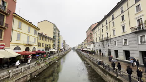 Canales-En-El-Distrito-De-Navigli-En-Milán-En-Italia