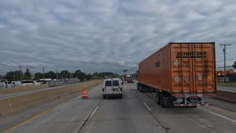 Pov-Lkw-Fährt-Auf-Der-Autobahn,-Aber-Der-Verkehr-Kommt-Wegen-Bauarbeiten-Nicht-Voran