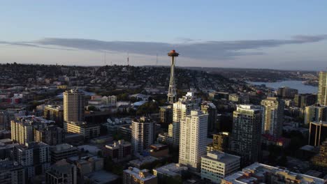 Vista-Aérea-Acercándose-A-La-Torre-De-La-Aguja-Espacial,-Amanecer-En-Seattle,-Washington,-Estados-Unidos