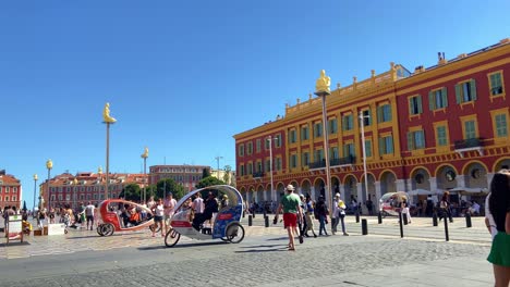 Lugareños-Y-Turistas-En-El-Lugar-Massena,-Plaza-Histórica-En-Agradable,-Alpes-maritimes,-Francia