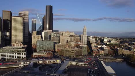 Vista-Aérea-Baja-Frente-Al-Horizonte-Frente-Al-Mar-Central-De-Seattle,-Amanecer-En-El-Noroeste-Pacífico-De-Estados-Unidos