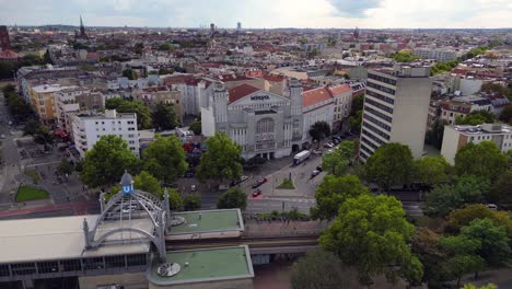 Grand-Theater-Metropol-At-Schöneberg-Ruhiger-Luftbildflug-Rückwärtsflug-Drohne-Vom-Nollendorfplatz-Berlin-Deutschland-Am-Sommertag-2022