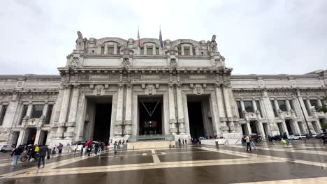 Schwenken-über-Das-Äußere-Des-Bahnhofsgebäudes-Milano-Centrale-In-Italien