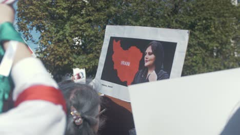 Manifestantes-Iraníes-Conmemoran-Mahsa-Amini-Protestando-Contra-El-Régimen-Opresor-Iraní