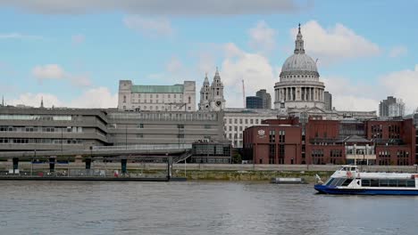 Barco-Turístico-Pasando-Por-San-Pablo-Y-La-Escuela-De-La-Ciudad-De-Londres,-Londres,-Reino-Unido.