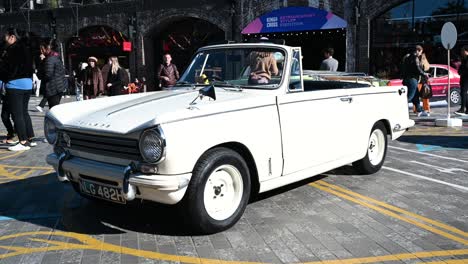 Triumph-Herald-In-Coal-Drops-Yard,-Oldtimer-Engagieren,-London,-Vereinigtes-Königreich