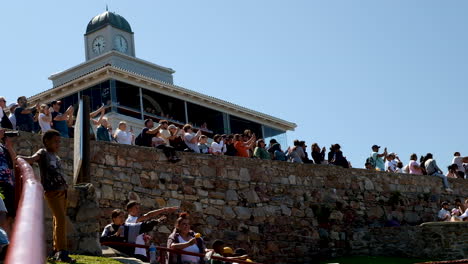 Touristen-Am-Wasser,-Die-Während-Des-Hermanus-Walfestivals-Wale-Fotografieren