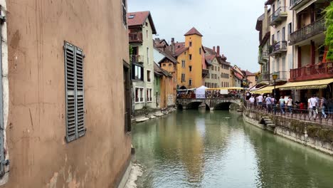 Thiou-Canal-Y-El-Puente-Morens-En-El-Casco-Antiguo-De-Annecy,-Francia---Toma-Panorámica