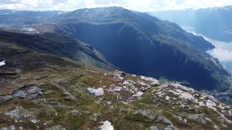 Espectacular-Paisaje-Montañoso-De-Hardangervidda-Con-Senderos-De-Reinas-En-El-Borde-De-Los-Acantilados-Sobre-El-Pueblo-De-Lofthus---Hardanger-Noruega