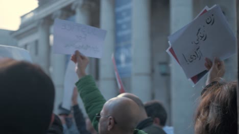 Menschen-Mit-Schildern,-Die-Gegen-Das-Unterdrückerische-Iranische-Regime-In-Dublin,-Irland,-Protestieren