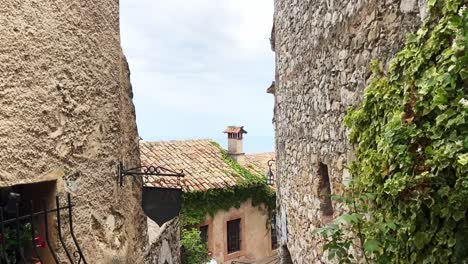 Touristen,-Die-Das-Mittelalterliche-Dorf-Eze-Mit-Gepflasterten-Straßen-Und-Alten-Steingebäuden-In-Frankreich-Besuchen---Nach-Oben-Kippen