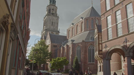 Amplia-Inclinación-Hacia-Abajo-De-La-Hermosa-Iglesia-De-Martini-Con-Un-Increíble-Campanario-En-El-Fondo-Y-Revelando-Las-Concurridas-Calles-De-La-Ciudad-De-Groningen-En-Los-Países-Bajos