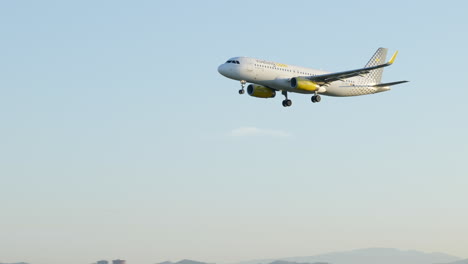 Vueling-Flugzeug,-Das-Bei-Sonnenuntergang-Am-Klaren-Himmel-Fliegt