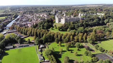 Toma-Panorámica-De-Drones-En-Aumento-Del-Castillo-En-Arundel,-Kent,-Reino-Unido