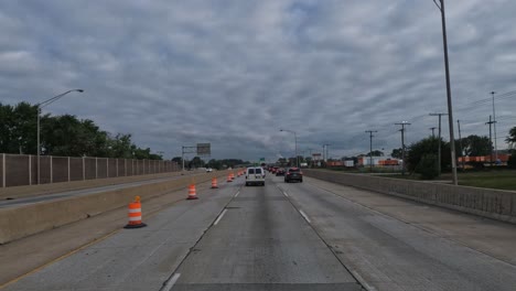 Punto-De-Vista:-Camión-Conduciendo-Lentamente-Por-La-Carretera-Que-Se-Está-Construyendo-En-Indiana,-Estados-Unidos