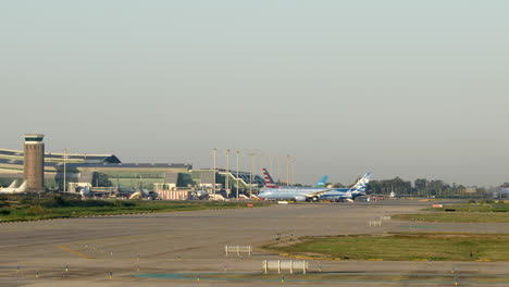 Manchester-city-air-plane-entering-Barcelona-airport-terminal-at-sunrise