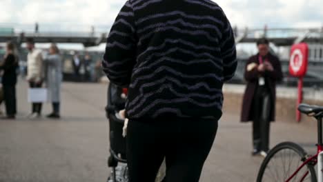 Walking-past-Tate-Modern-and-Millennium-Bridge,-London,-United-Kingdom