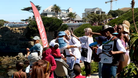 Hermanus-Pregonero-De-Ballenas-Soplando-Su-Cuerno-De-Algas-Marinas-Entre-La-Gente-En-El-Festival-De-Ballenas