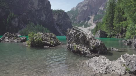 Lake-Braies:-rocks-in-the-foreground,-mountains-in-the-background