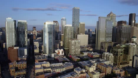 Edificios-De-Oficinas-Iluminados-Por-El-Sol-En-El-Distrito-Central-De-Negocios-De-Seattle,-Ee.uu.---Vista-Aérea