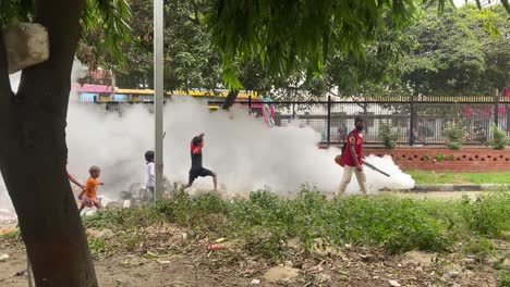 Trabajador-Municipal-Rociando-Humo-De-Una-Máquina-Nebulizadora-Para-Matar-Mosquitos