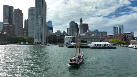 Barco-De-Vela-De-Velero-En-El-Puerto-De-Boston