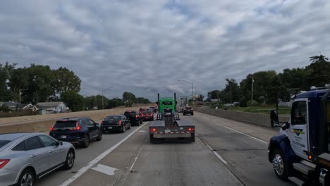 Punto-De-Vista:-Camión-En-Indiana-Parado-En-El-Tráfico-Detrás-De-Otro-Camión-De-Transporte