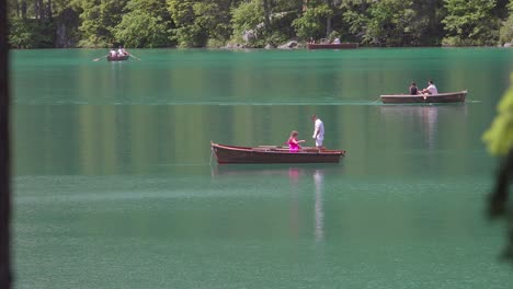 Una-Mujer-Cambiándose-De-Ropa-En-Un-Bote-De-Remos-En-El-Lago-Braies