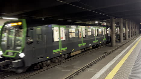 Metro-Tren-Subterráneo-Llegando-A-La-Plataforma