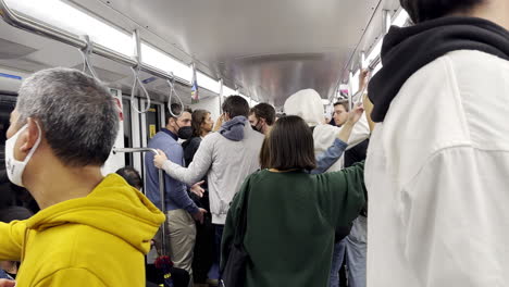 Personas-De-Pie-En-Un-Concurrido-Vagón-De-Tren-En-El-Metro-De-Milán