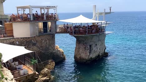 Famoso-Restaurante-Mediterráneo-Junto-Al-Acantilado-De-Le-Plongeoir-En-Niza,-Francia