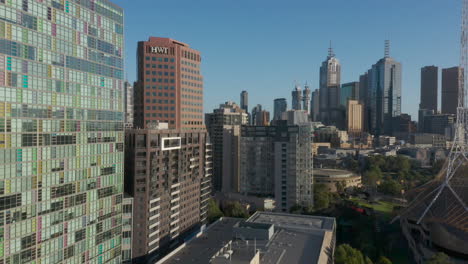 Panorámica-Aérea-Mirando-A-Través-Del-Recinto-De-Arte-De-Melbourne-Hacia-El-Recinto-Deportivo-Mientras-Los-Globos-Vuelan-Sobre-La-Cabeza