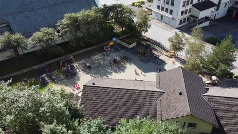 Dale-tagesstätte-In-Dalekvam-Vaksdal-Norwegen---Antenne,-Die-Unten-Auf-Gebäude-Mit-Spielplatz-Und-Kindern-Im-Vordergrund-Blickt