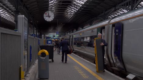 Das-Personal-Hilft-Einem-Mann-In-Seinem-Rollstuhl,-Mit-Einer-Tragbaren-Rampe-Am-Bahnhof-Dublin-Heuston-In-Dublin,-Irland,-In-Den-Zug-Zu-Fahren