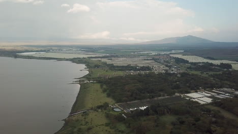 Vista-Aérea-De-4k-De-La-Orilla-Del-Lago-Naivasha,-Pueblo-De-Sulmac,-Kenia