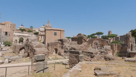 Los-Turistas-Visitan-Los-Restos-Del-Imperio-Romano,-Las-Estructuras-Sobrevivientes-Del-Foro-Romano-En-Roma