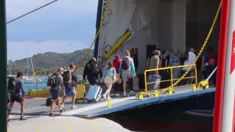 Personas-Que-Abordan-El-Ferry-Desde-Las-Esporadas-De-La-Isla-De-Skiathos-El-Día-Soleado-De-Septiembre-De-2022-Con-Equipaje-Que-Viaja-A-Skopelos-Y-Volos