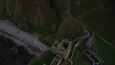 Castillo-Y-Valle-De-Dunnottar-Capturados-Por-Drones-Desde-El-Mar