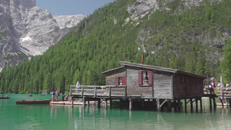 Este-Es-El-Famoso-Y-A-Veces-Muy-Concurrido-Cobertizo-Para-Botes-En-El-Lago-Braies-En-Los-Dolomitas