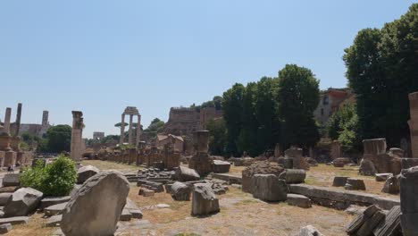 Restos-De-Piedras-Del-Imperio-Romano-En-El-Foro-Romano-En-Roma