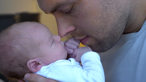 Primer-Plano:-Papá-Y-Bebé-Recién-Nacido-Abrazados-Juntos-En-Casa---Familia-Enamorada-De-Un-Bebé-Sano-En-El-Interior