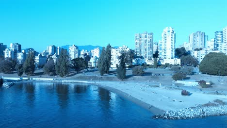 Eat-To-West-Reveal-Lastkahn-Am-Strand-Vancouver-Seawall-Sunset-Beach-Englische-Bucht-Von-Erstklassigen-Wohnwolkenkratzern-Zum-Strand-Spazierweg-Rund-Um-Den-Felsigen-Hafen-Crew-Baut-Das-Schiff-Ab