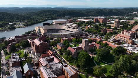 Luftaufnahme-Der-Universität-Von-Tennessee-Und-Des-Neyland-stadions-Im-Sonnigen-Knoxville,-Usa---Aufsteigend,-Drohne-Geschossen