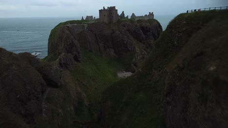 Dunnottar-Castle-Und-Tal-Von-Einer-Drohne-Eingefangen