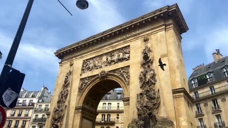 Porte-Saint-denis-Visto-Desde-El-Boulevard-De-Bonne-nouvelle-En-París,-Francia