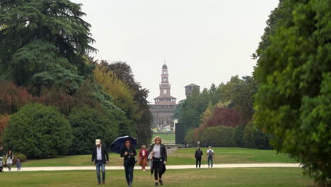 Parque-Sempione-En-Milán-Con-Vista-Al-Castillo-Sforzesco-En-Italia