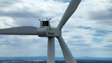 Aerogenerador-Vestas,-Vista-Aérea-De-Cerca,-Concepto-De-Energía-Verde