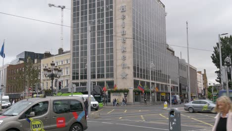 Heineken-Building---Verkehr-Mit-O&#39;connell-Bridge-House-In-Dublin,-Irland